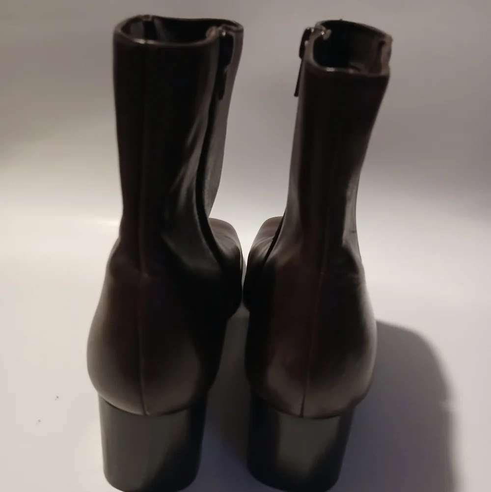 Hush Puppies Ladies Brown Leather Ankle Boots. NWOT. Size 9M